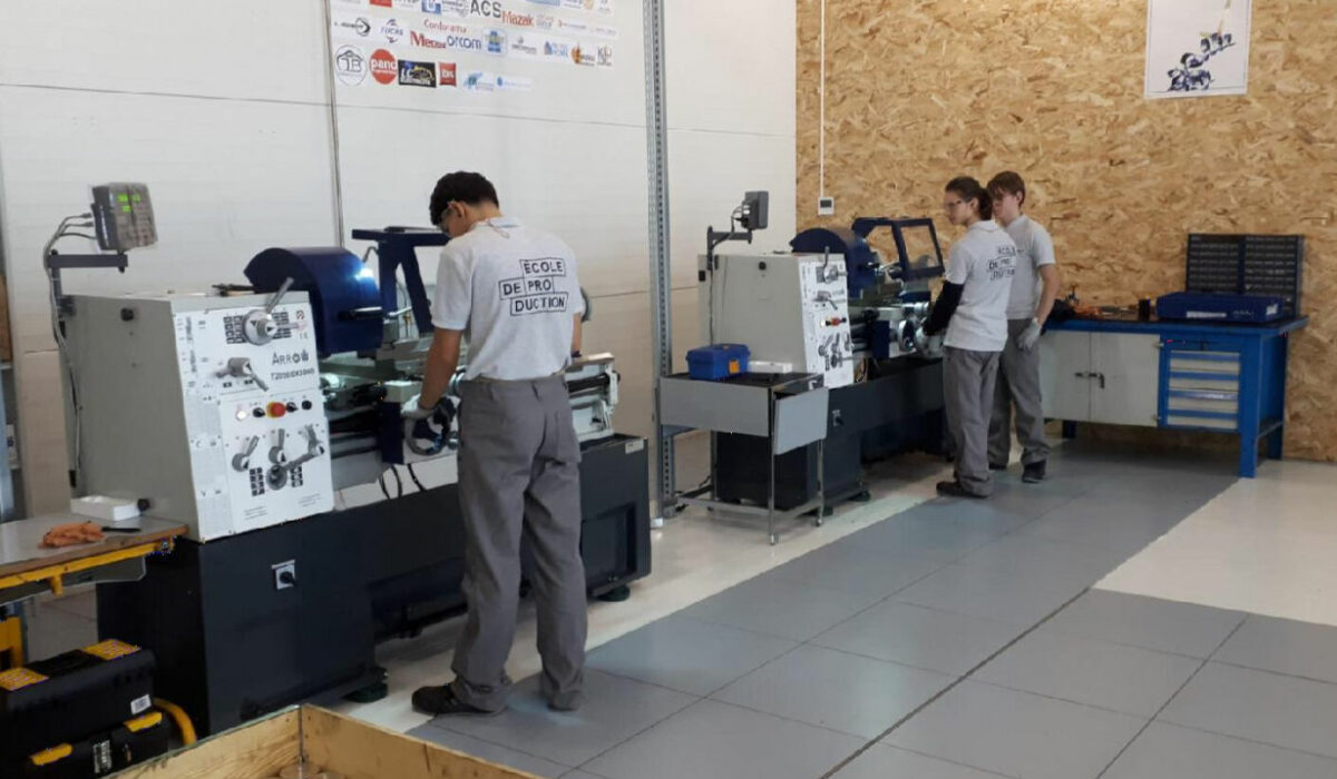 jeunes devant machines - boost